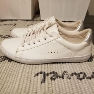 White sneakers 7"
